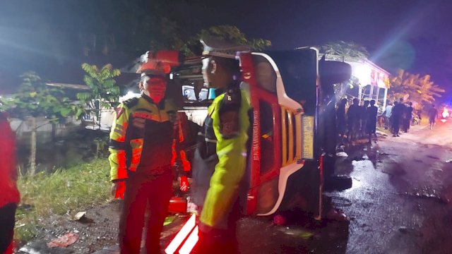 Polisi saat mendatangi lokasi kecelakaan bus rombongan study tour dari SD Negeri 1 Harisan Jaya, Desa Harisan Jaya, Kecamatan Cempaka, Kabupaten OKU Timur, Sumatera Selatan yang kecelakaan di Jalan Lintas Timur, Desa Buluh Cawang, Kecamatan Kayu Agung. (foto: Ist) 