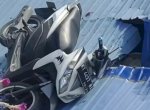 Pengendara Wanita Alami Kecelakaan, Sampai Motor Nyungsep ke Atap Rumah Warga 