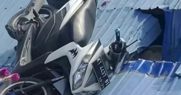 Pengendara Wanita Alami Kecelakaan, Sampai Motor Nyungsep ke Atap Rumah Warga 