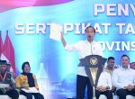 Jokowi Serahkan 10.323 Sertifikat Tanah Elektronik ke Masyarakat Banyuwangi