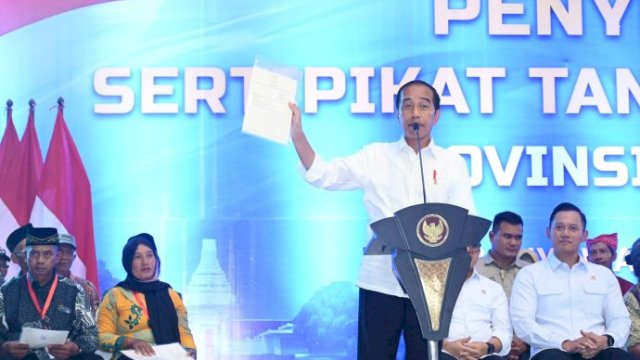 Jokowi Serahkan 10.323 Sertifikat Tanah Elektronik ke Masyarakat Banyuwangi