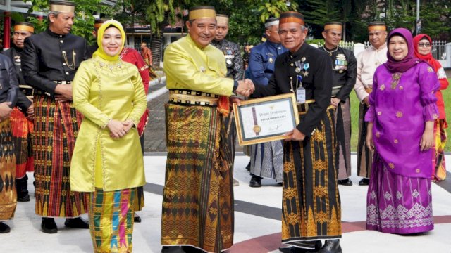 Amir Uskara dan Chaidir Syam Diganjar Penghargaan dari Pemprov Sulsel di Hardiknas 2024