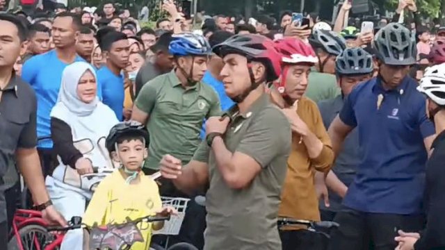 Asyiknya Presiden Jokowi Bersepeda Akhir Pekan dengan Jan Ethes di Bundaran HI