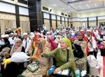 Gaya Nyentrik Hiasi Kepulangan Jemaah Hasi Asal Makassar 