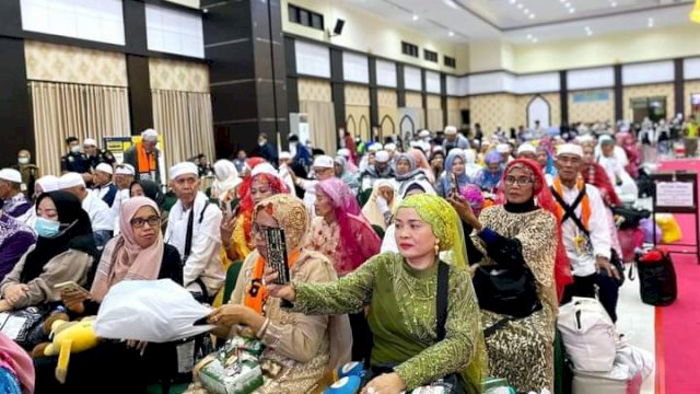 Gaya Nyentrik Hiasi Kepulangan Jemaah Hasi Asal Makassar 