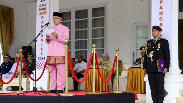 Pj Gubernur, unsur Forkopimda dan seluruh peserta upacara Harla Pancasila menggunakan pakaian khas daerah.