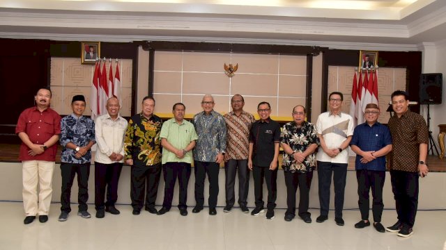 Pj. Gubernur Gorontalo Rudy Salahuddin saat memberikan sambutan perkenalan, pada silahturahmi dengan jajaran Ketua dan Anggota DPRD Provinsi Gorontalo, di Aula Rujab Gubernur, Minggu, (2/6/2024).