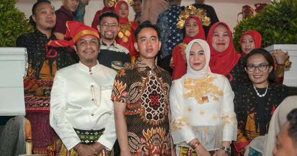 Potret Wakil Presiden Terpilih Gibran Bersama Peserta Karnaval Kota Makassar