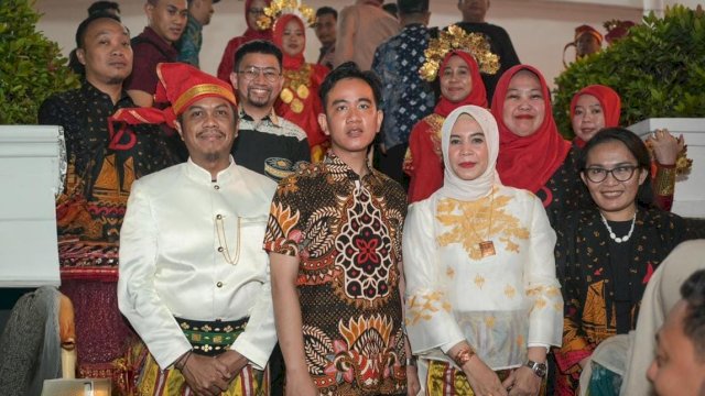 Potret Wakil Presiden Terpilih Gibran Bersama Peserta Karnaval Kota Makassar