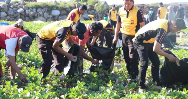 Sambut Hari Lingkungan Hidup Sedunia, Polres Bantaeng-Huadi Group Kompak Bersihkan Pantai