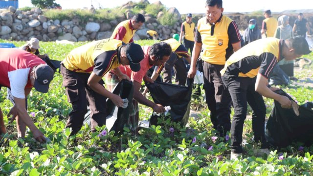 Sambut Hari Lingkungan Hidup Sedunia, Polres Bantaeng-Huadi Group Kompak Bersihkan Pantai