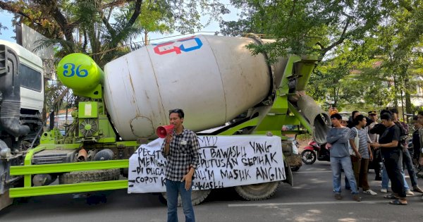 Aliansi Mahasiswa Demo Bawaslu Makassar, Tuntut Agar Putusan Soal Politik Uang di-PK