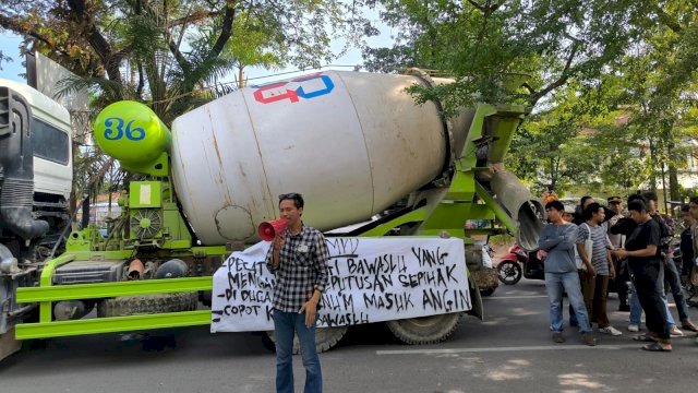 Aliansi Mahasiswa Demo Bawaslu Makassar, Tuntut Agar Putusan Soal Politik Uang di-PK