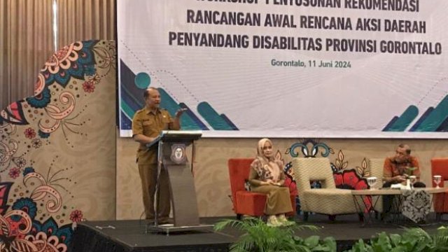 Sekdaprov Gorontalo Sofian Ibrahim saat membuka Lokakarya Penyusunan Rekomendasi Awal RAD Penyandang Disabilitas yang digelar di Hotel Aston, Kota Gorontalo, Selasa (11/6/2024).