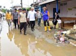 Pj Gubernur Gorontalo Kunjungi Korban Banjir Akibat Tanggul Jebol, Janji Beri Bantuan 
