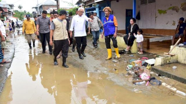 Pj. Gubernur Gorontalo Rudy Salahuddin saat meninjau dari dekat lokasi salah satu rumah warga yang hanyut terbawa aliran sungai akibat banjir yang meluap di Kelurahan Bugis, Kota Gorontalo, Kamis (20/6/2024).