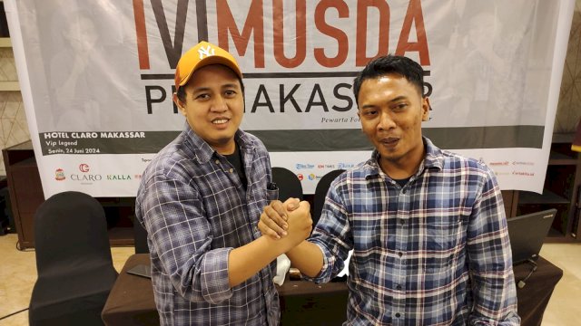 Iqbal Lubis (kanan) dan Sanovra Junior (kiri). 