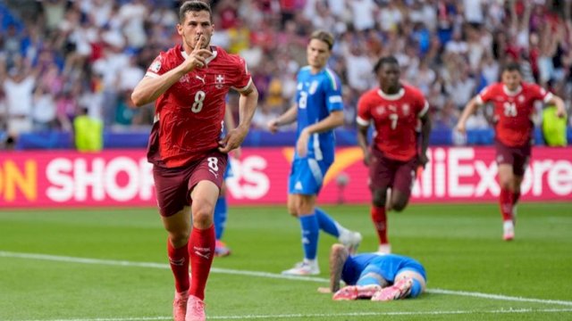 Pemain Swiss melakukan selebrasi usai membobol gawang Italia, di babak 16 besar Euro 2024. (Foto: AP Photo) 