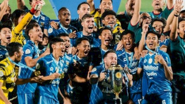 Selebrasi Persib Bandung usai meraih juara Liga 1 2023-2024. (foto: Marc Klok) 