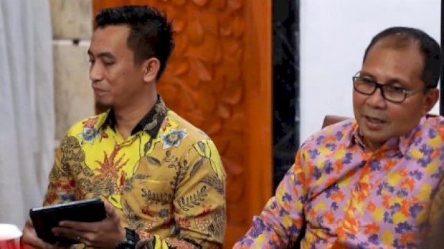 Kepala Dinas Penanaman Modal dan Pelayanan Terpadu Satu Pintu (DPM-PTSP) Makassar Helmy Budiman mendampingi Wali Kota Makassar, Moh Ramdhan Pomanto saat menanggapi terkait W Super Club Makassar. 