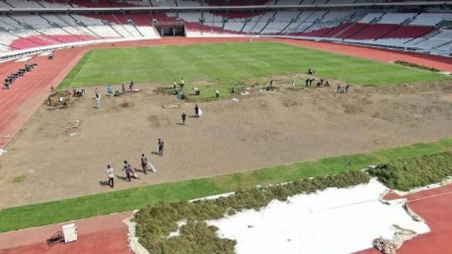 Lapangan SUGBK dilakukan perombakan jelang Kualifikasi Piala Dunia 2026. Sumber: Ig/@love_gbk