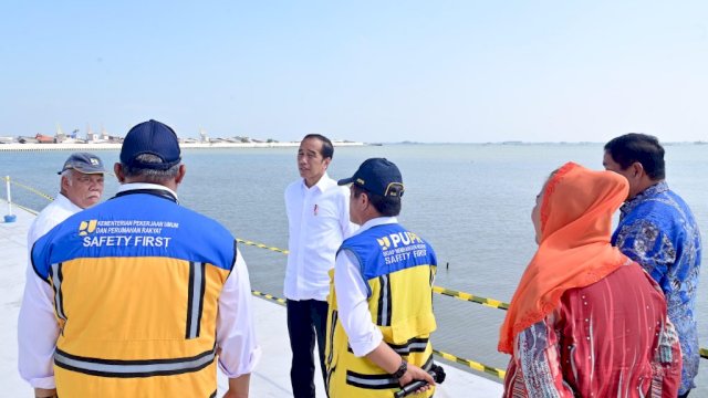 Presiden Jokowi Tinjau Proyek Pengendali Banjir Rob