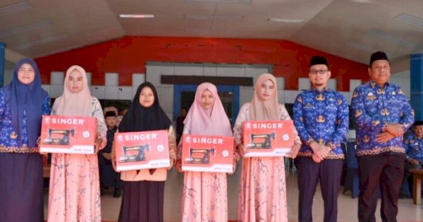 Pemkab Maros Bagikan 20 Unit Mesin Jahit untuk Peserta Pelatihan Menjahit