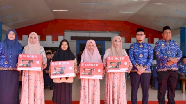 Pemkab Maros Bagikan 20 Unit Mesin Jahit untuk Peserta Pelatihan Menjahit