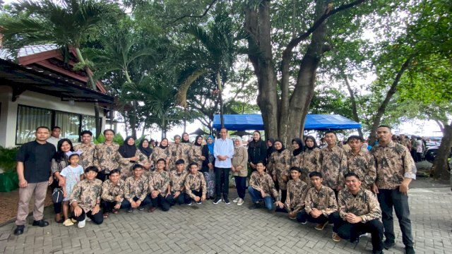 Presiden Jokowi Makan Siang di RM Aroma Laut Bantaeng 