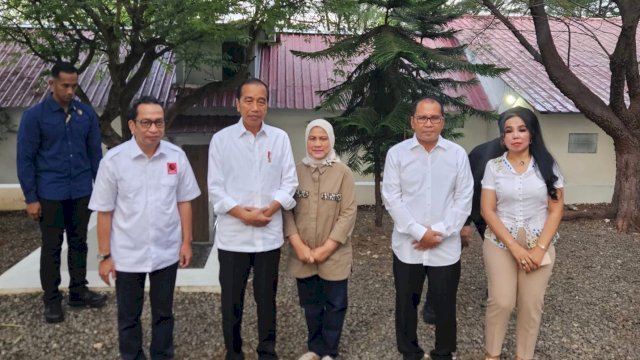 Moh Ramdhan Pomanto bersama Projo Sulawesi Selatan melakukan pertemuan dengan Presiden Indonesia Joko Widodo yang didampingi Ibu Negara Iriana disela-sela kunjungan kerjanya di Sulsel. (Istimewa) 