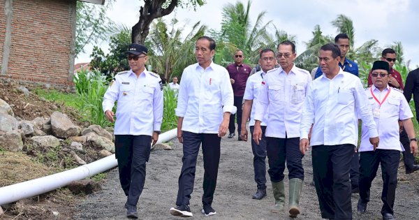 Momen Presiden Jokowi Lewat di Jalan Pengerasan Dari Slag Nikel Huadi Group