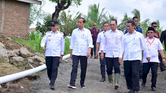 Momen Presiden Jokowi Lewat di Jalan Pengerasan Dari Slag Nikel Huadi Group
