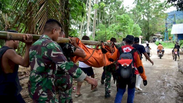 Kepala Basarnas Gorontalo, Haryanto, saat memberikan keterangan terkait kondisi evakuasi korban longsor Tulabolo di hari keempat.