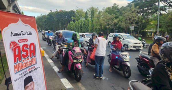 Andi Seto Bagikan Nasi Kuning Gratis di Momen Jumat Berkah