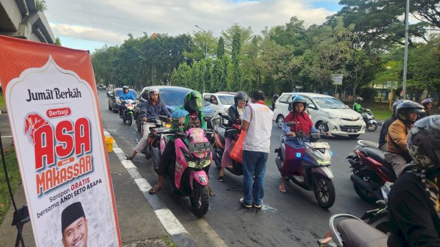 Andi Seto Bagikan Nasi Kuning Gratis di Momen Jumat Berkah