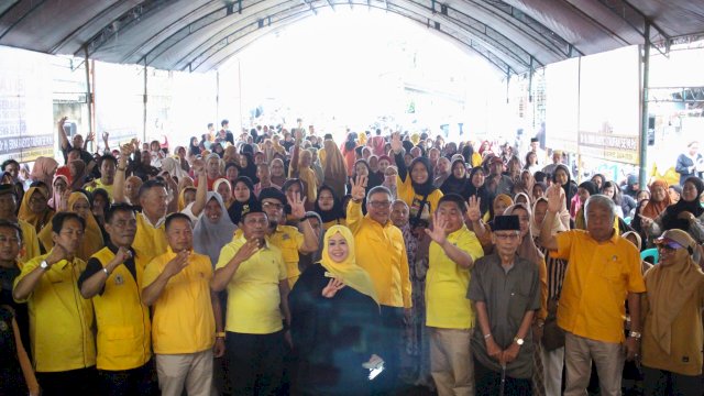 Didampingi Taufan Pawe, Erat Kampanye Program di Hadapan Ribuan Warga Lakessi