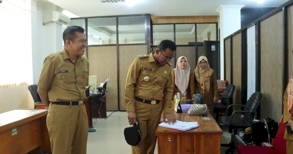 Pantau Kehadiran Pegawai, Pj Bupati Takalar Sidak ke Beberapa Kantor