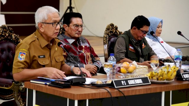 Pj. Gubernur Gorontalo Rudy Salahuddin memaparkan langkah penanganan bencana alam pada rakor yang berlangsung di aula rumah jabatan gubernur, Selasa (16/7/2024).