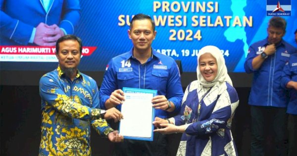 AHY Serahkan Rekomendasi Demokrat untuk ASS-Fatmawati di Pigub Sulsel 2024