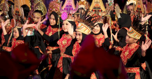 400 Pelajar Bawakan Tari Harmoni Nusantara Saat Pembukaan F8 2024