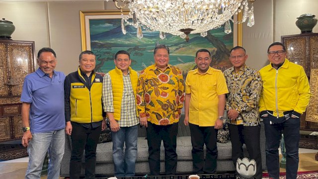 Bakal calon Wali Kota Makassar, Munafri Arifuddin bersama sejumlah elite DPP Golkar bertemu dengan Ketua Umum Partai Golkar, Airlangga Hartarto, pada Selasa (30/7/2024) malam. (Istimewa) 