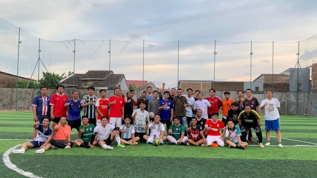 Bakal calon Wali Kota Makassar, Andi Seto Asapa (ASA) memenuhi undangan bermain 'fun mini soccer' jurnalis di Kota Makassar. Pertandingan ini berlangsung selama 2 jam, mulai pukul 16.00-18.00 Wita, di Sultan Sport Arena, Jalan Todopuli, Kota Makassar, pada Senin (8/7/2024).