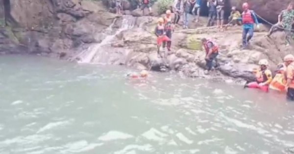 2 Siswi SMA Tenggelam di Air Terjun Jami Maros, Ditemukan Sudah Tidak Bernyawa 