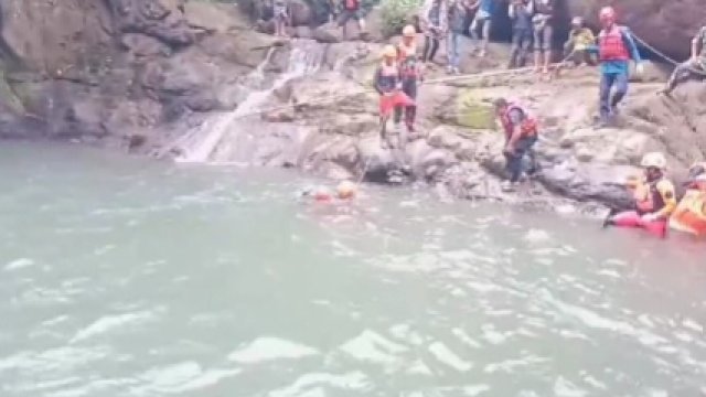 Detik-detik Tim SAR Gabungan menemukan salah satu korban tenggelam di air terjun Jami, Kabupaten Maros, Sulsel. 