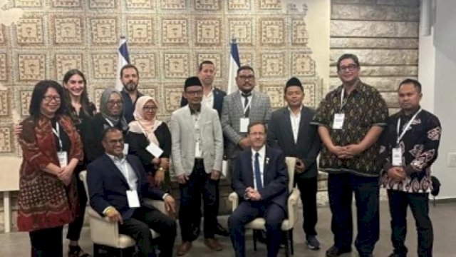 Lima Nahdliyin yang bertemu Presiden Israel Isaac Herzog. (Sumber: PBNU) 