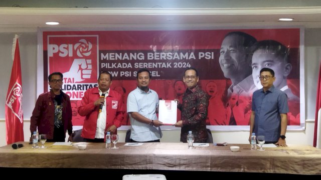 Andi Sudirman Sulaiman mengembalikan formulir pendaftaran bakal calon gubernur Sulsel di Sekretariat DPW PSI, di Hotel Aryaduta, Makassar, pada Selasa (16/7/2024) pagi.