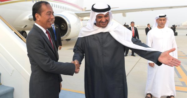 Tiba di UAE, Jokowi Disambut Khusus Presiden MBZ