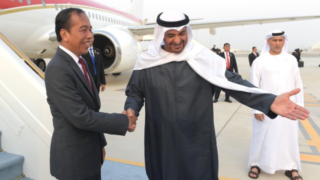 Tiba di UAE, Jokowi Disambut Khusus Presiden MBZ