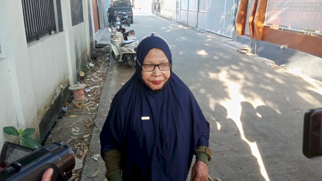 Ibu Umi, korban jambret di Jl Ance Dg Ngoyo, Kelurahan Masale, Kecamatan Panakkukang, Makassar saat ditemui, Selasa (23/7/2024). (foto: Wahyu Susanto) 