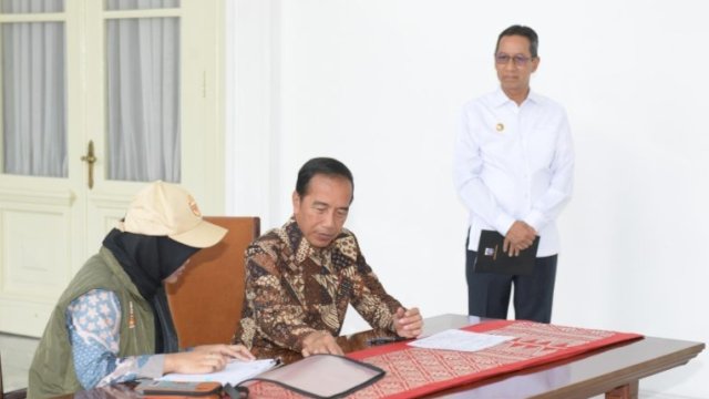 Potret Jokowi Ikuti Proses Coklit Data Pemilih Pilkada 2024